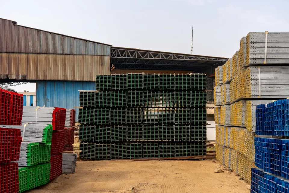 Tường thô chưa tô — trát phẳng và sơn hoàn thiện — sau
